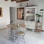 Holiday home Maison De Charme, D'artiste, Decoration Brocante